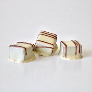 HVID NOUGAT 8 DESSERTSTYKKER - KARDINAL CHOKOLADE